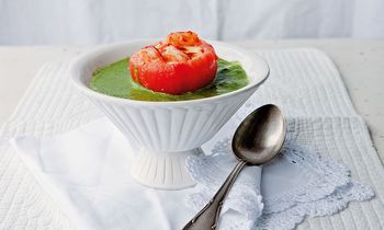 Zupa bazyliowa z faszerowanym pomidorem