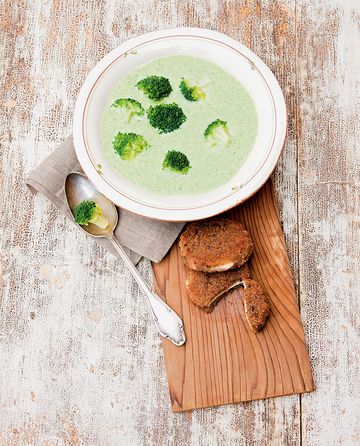 Broccoli soup with crispy Zottarella